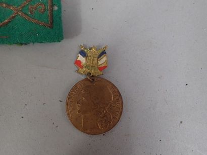 Lot comprenant 2 fourragères croix de guerre,...