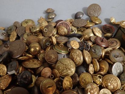 Lot de boutons d’uniforme France et étra...