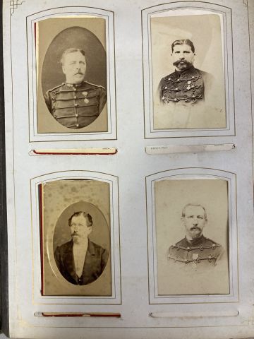 Album photos contenant 75 photographies,...