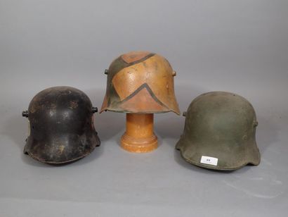Lot de 3 coques de casque allemand mod 16,...