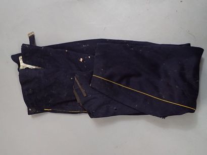 Lot d’uniforme français : un pantalon bleu...