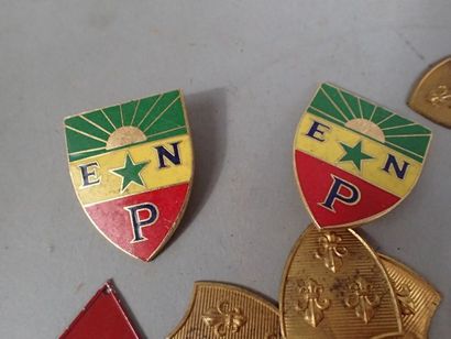 Lot d’insignes métalliques et d’ecus à 3...