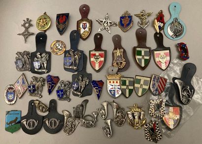 Lot d’insignes : Infanterie, Chasseurs, Armée...
