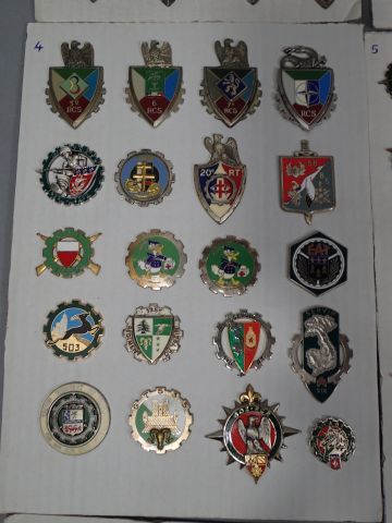 Lot d’insignes du Train, présentés sur 11...