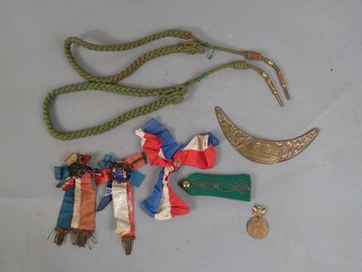 Lot comprenant 2 fourragères croix de guerre,...