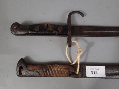 Deux baïonnettes, une Britannique modèle...