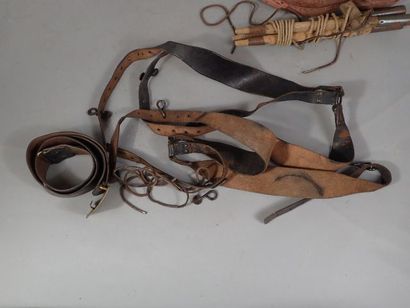 Lot comprenant une paire de sabot, 2 abreuvoirs...