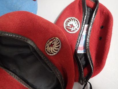 6 bonnets de police et 7 bérets dont Para,...