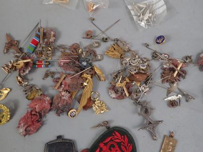 Lot d’insignes divers, la plupart bruts