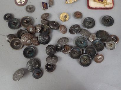 Lot de boutons militaires et insignes dont...