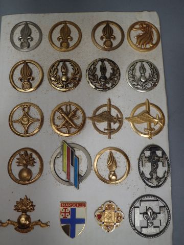 Lot d’insignes français divers : matériel,...