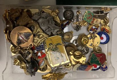 Fort lot de réductions, pin’s et petits insignes...