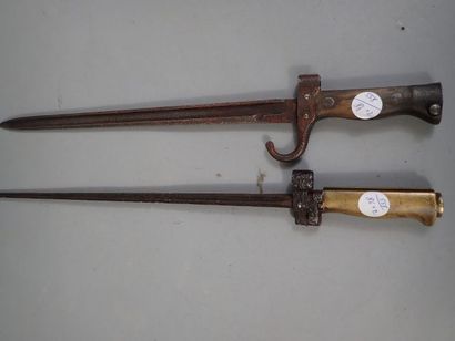 Lot de 2 baïonnettes françaises : 1 Lebel...