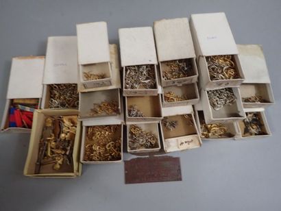 Lot d’insignes pour coiffure : Chiffres,...