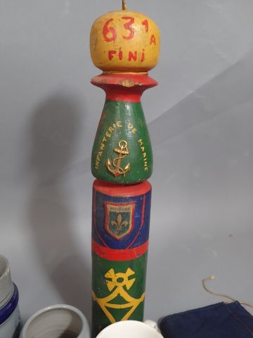 Lot de souvenirs régimentaires, fanions,...
