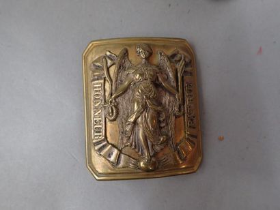 Lot de cuivrerie : insignes, ferrets de fourragère,...