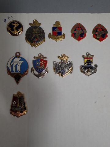 Lot d’insigne Artillerie et troupe de Marine,...