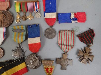 Lot de médailles françaises et étrangères,...