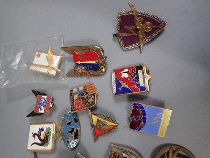 35 insignes de l’Armée de L’Air. Acciden...