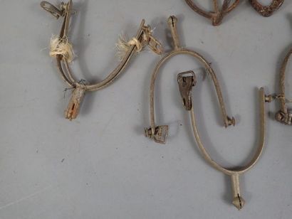 Lot de cavalerie, comprenant un étrier probablement...
