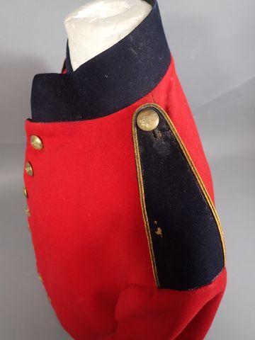 Spencer d’officier en drap rouge avec grades,...