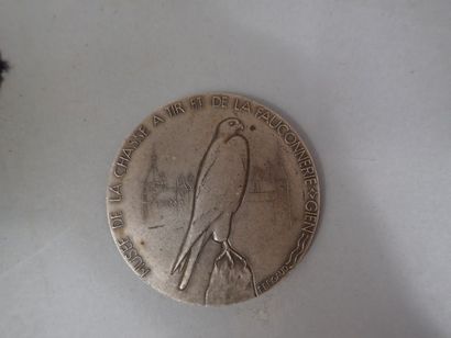 Lot d’insignes en métal et tissus dont Scout,...