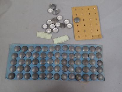 Lot de boutons grenelés Allemand, sur leurs...