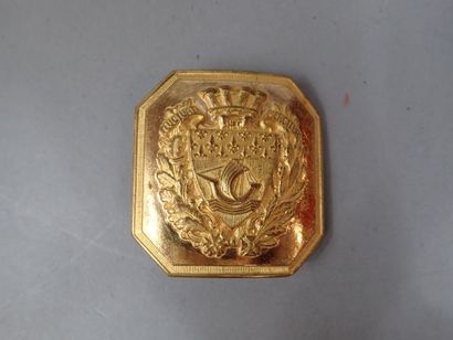 Lot de cuivrerie : insignes, ferrets de fourragère,...