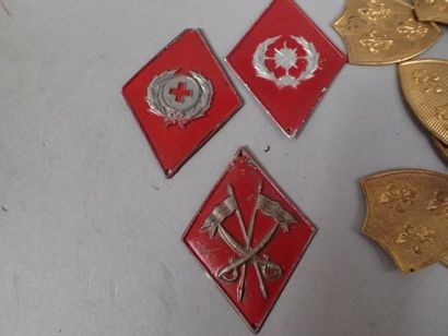 Lot d’insignes métalliques et d’ecus à 3...