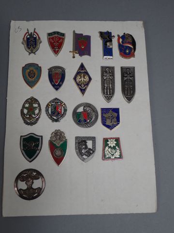 Lot d’Insignes Cavalerie, chasseurs, et divers,...
