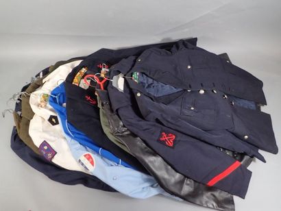 Fort lot d’uniformes français : Armée de...