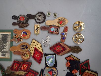Lot d’insignes militaires en métal ou tissus...