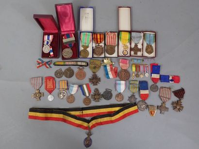 Lot de médailles françaises et étrangères,...