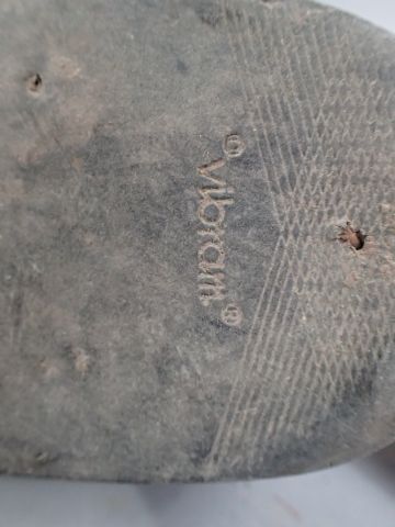 Une paire de bottes à haute tige en cuir...