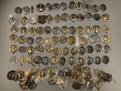 Lot d’insignes pour béret. Toutes armes et...