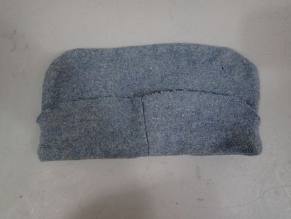 Lot d’uniforme français : un pantalon bleu...