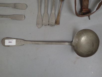 Lot comprenant divers couverts, un quart,...
