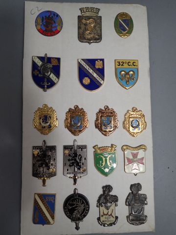 Lot d’Insignes Cavalerie, chasseurs, et divers,...