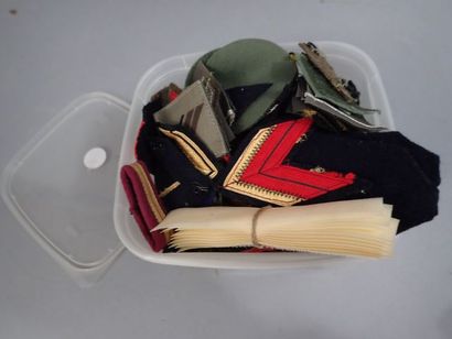 9 boites plastiques d’insignes tissus, épaulettes,...