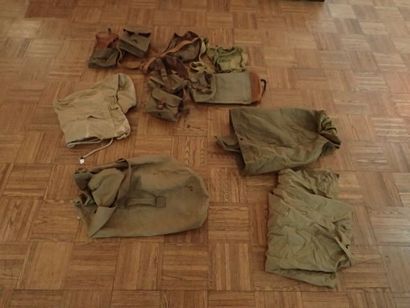 Lot d’équipement militaire : 3 sacs à paquetages,...