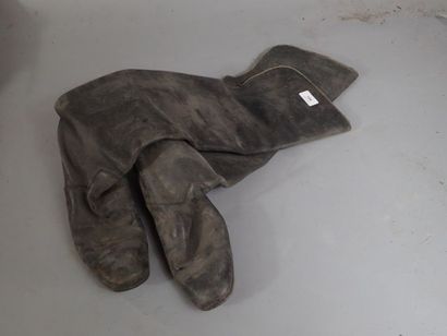 Une paire de bottes à haute tige en cuir...