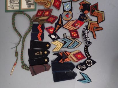 Lot d’insignes militaires en métal ou tissus...
