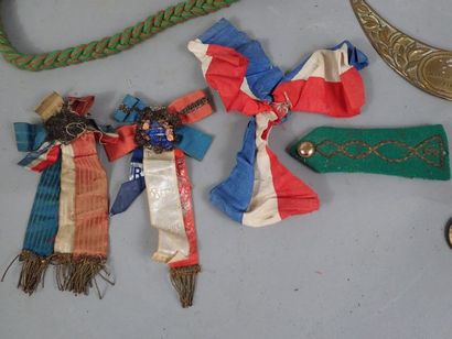 Lot comprenant 2 fourragères croix de guerre,...