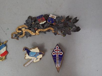 Lot de souvenirs Militaires dont : porte-plume...