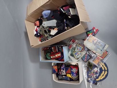 Fort lot d’insignes tissu dont pattes de...