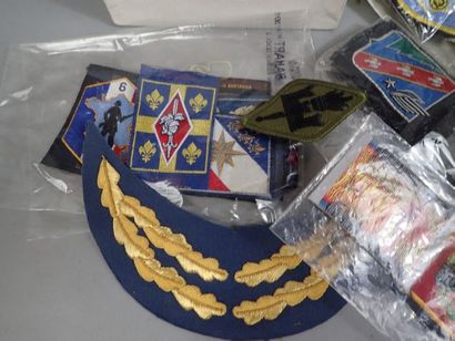 Fort lot d’insignes tissu dont pattes de...