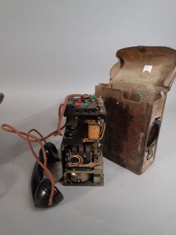 Deux Téléphones de campagne américain EE-8...
