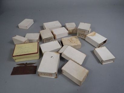 Lot d’insignes pour coiffure : Chiffres,...