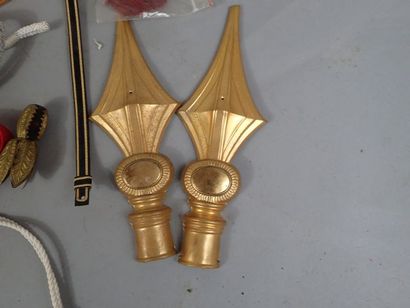 Lot de passementerie, de jugulaires, de fausses...