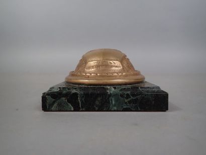 Presse-papier en bronze reprenant la forme...